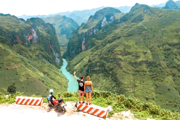 Get to the Nho Que River by motorbike